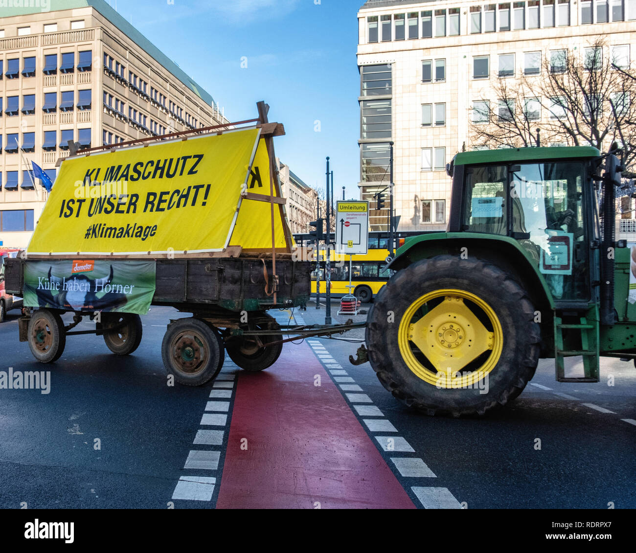 Berlino, Germania, 19 gennaio 2019. La protesta degli agricoltori contro i sussidi agricoli dell'UE in Germania. Una sfilata di trattori passato ha spinto la Commissione europea edificio in Unter den Linden come hanno preso parte alla marcia di protesta contro la politica agricola attuale. La protesta degli attivisti che le grandi aziende agricole sono favoriti su aziende di minori dimensioni che supportano rispettosi dell'ambiente. metodi di credito: Eden Breitz/Alamy Live News Credito: Eden Breitz/Alamy Live News Foto Stock