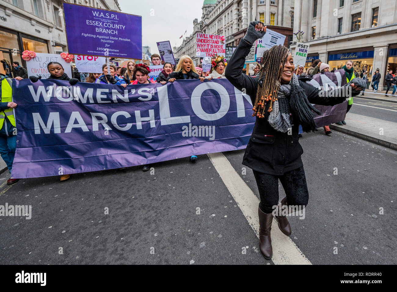 Londra, Regno Unito. 19 gennaio 2019. Marciando verso il basso Regent Street - Londra capitolo delle donne del Movimento marzo organizza un " Pane e Rose' marzo in memeory del 1912 proteste che revoutionised lavoratori di diritti per le donne e contro le politiche di austerità. Credito: Guy Bell/Alamy Live News Foto Stock