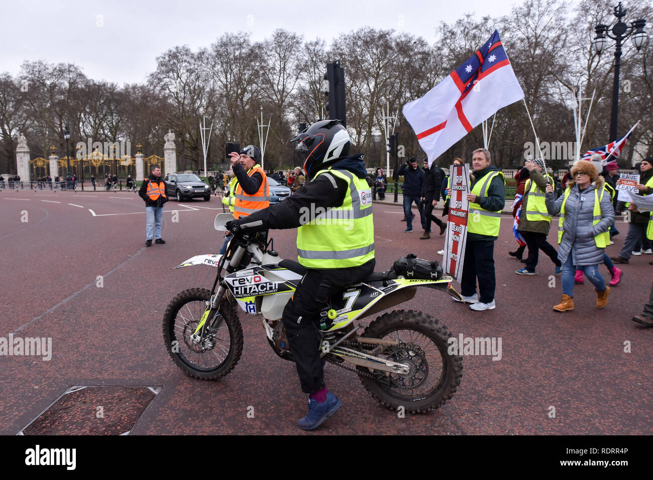 Il Mall, Westminster, London, Regno Unito. 19 gennaio 2019. Il gilet giallo manifestanti arrestare il traffico come essi a piedi attraverso il centro di Londra da Trafalgar Square a Buckingham Palace e arresto al di fuori dell'Ambasciata francese in Knightsbridge, Credito: Matteo Chattle/Alamy Live News Foto Stock