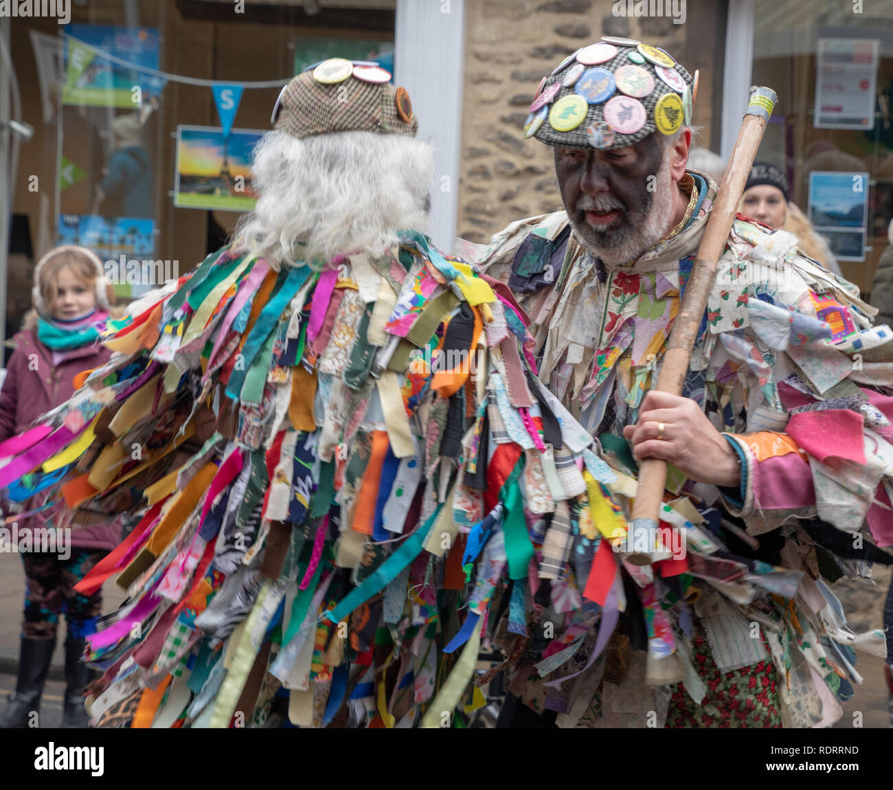 Whittlesey, Cambridgeshire, Regno Unito. Xix gen, 2019. Whittlesey ospita il quarantesimo della paglia orso processione del Festival il 19 gennaio 2018. Il festival celebra il vecchio aratro Fenland custom di sfilando paglia porta intorno alla città ogni gennaio dove avrebbero quindi consumare birra il tabacco e le carni bovine. La processione, guidato dall'orso di paglia, dispone di oltre 2o0 ballerini, musicisti e performer. Essi svolgono tradizionale Molly, Morris, intasare e spada dancing. Ci sono concerti in programma per le serate Credito: WansfordPhoto/Alamy Live News Foto Stock