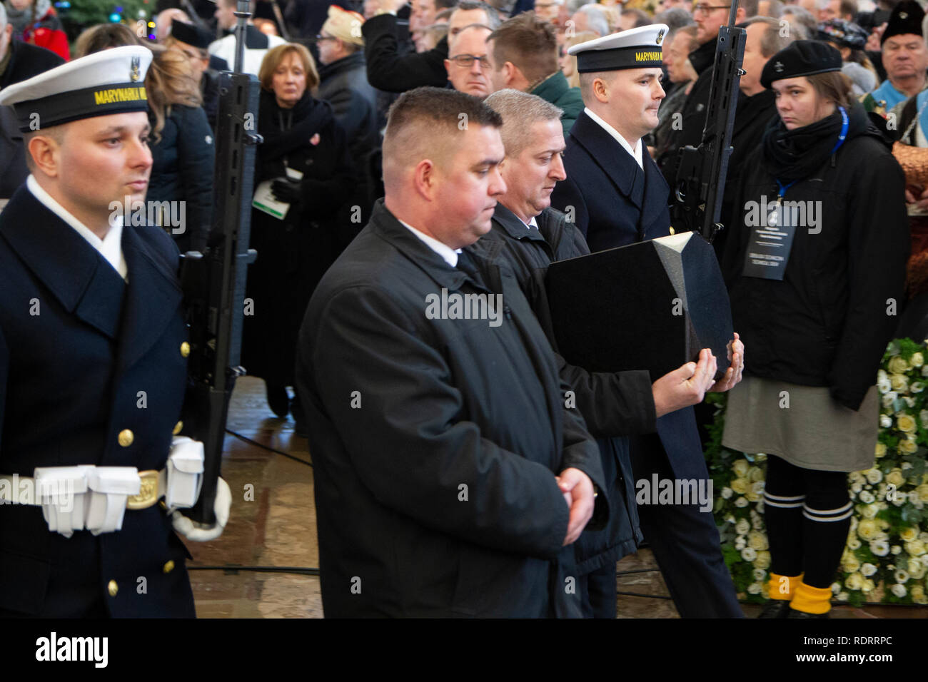 Gdansk, Polonia 19 gennaio 2019. Esequie del sindaco di Danzica, Pawel Adamowicz, nella Basilica Mariacka in Gdansk. Mettere l'urna con le ceneri della cripta. Credito: Slawomir Kowalewski/Alamy Live News Foto Stock