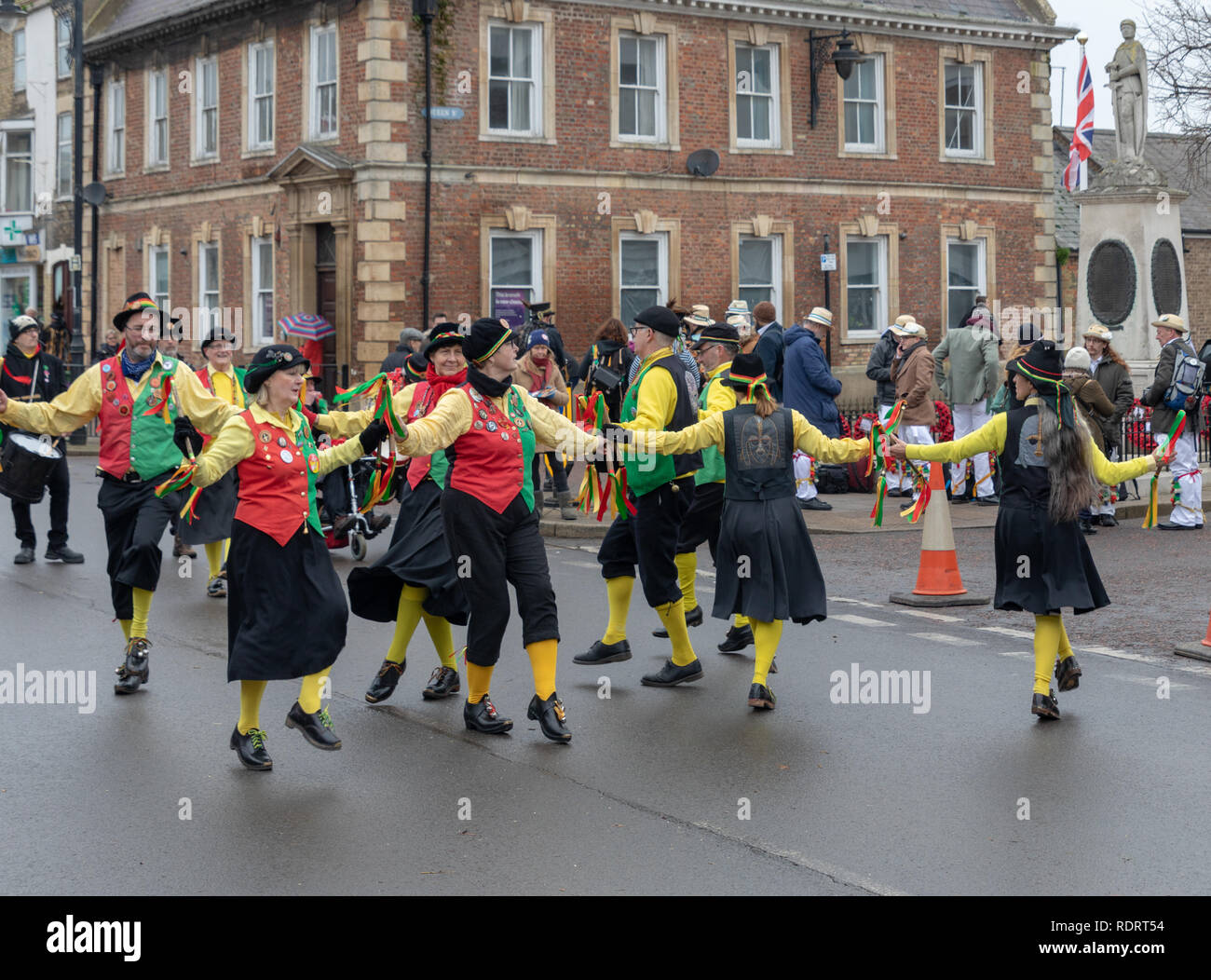 Whittlesey, Cambridgeshire, Regno Unito. Xix gen, 2019. Whittlesey ospita il quarantesimo della paglia orso processione del Festival il 19 gennaio 2018. Il festival celebra il vecchio aratro Fenland custom di sfilando paglia porta intorno alla città ogni gennaio dove avrebbero quindi consumare birra il tabacco e le carni bovine. La processione, guidato dall'orso di paglia, dispone di oltre 2o0 ballerini, musicisti e performer. Essi svolgono tradizionale Molly, Morris, intasare e spada dancing. Ci sono concerti in programma per le serate Credito: WansfordPhoto/Alamy Live News Foto Stock