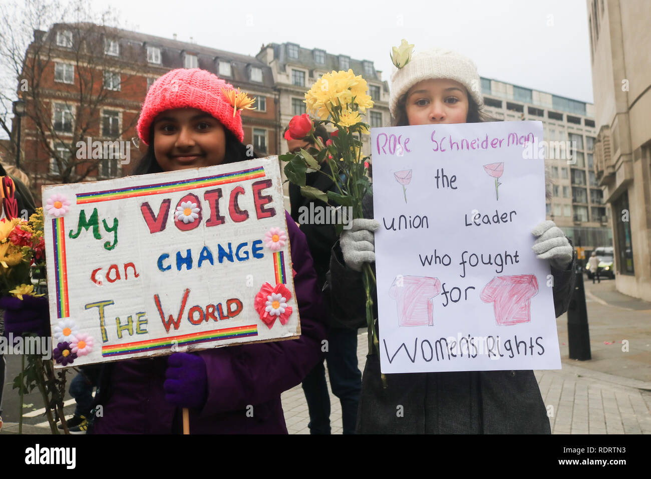 Londra REGNO UNITO. 19 gennaio 2019. Centinaia di manifestanti prendere parte alla donna marzo rally nel centro di Londra per sostenere "l'uguaglianza, la giustizia e contro la violenza. Questo anno il mese di marzo è stato nominato il "Pane e Rose' Rally, in commemorazione di un discorso pronunciato da del lavoro americano unione leader Rose Schneiderman che ha parlato di un il suffragio femminile nel 1911 Credit: amer ghazzal/Alamy Live News Foto Stock
