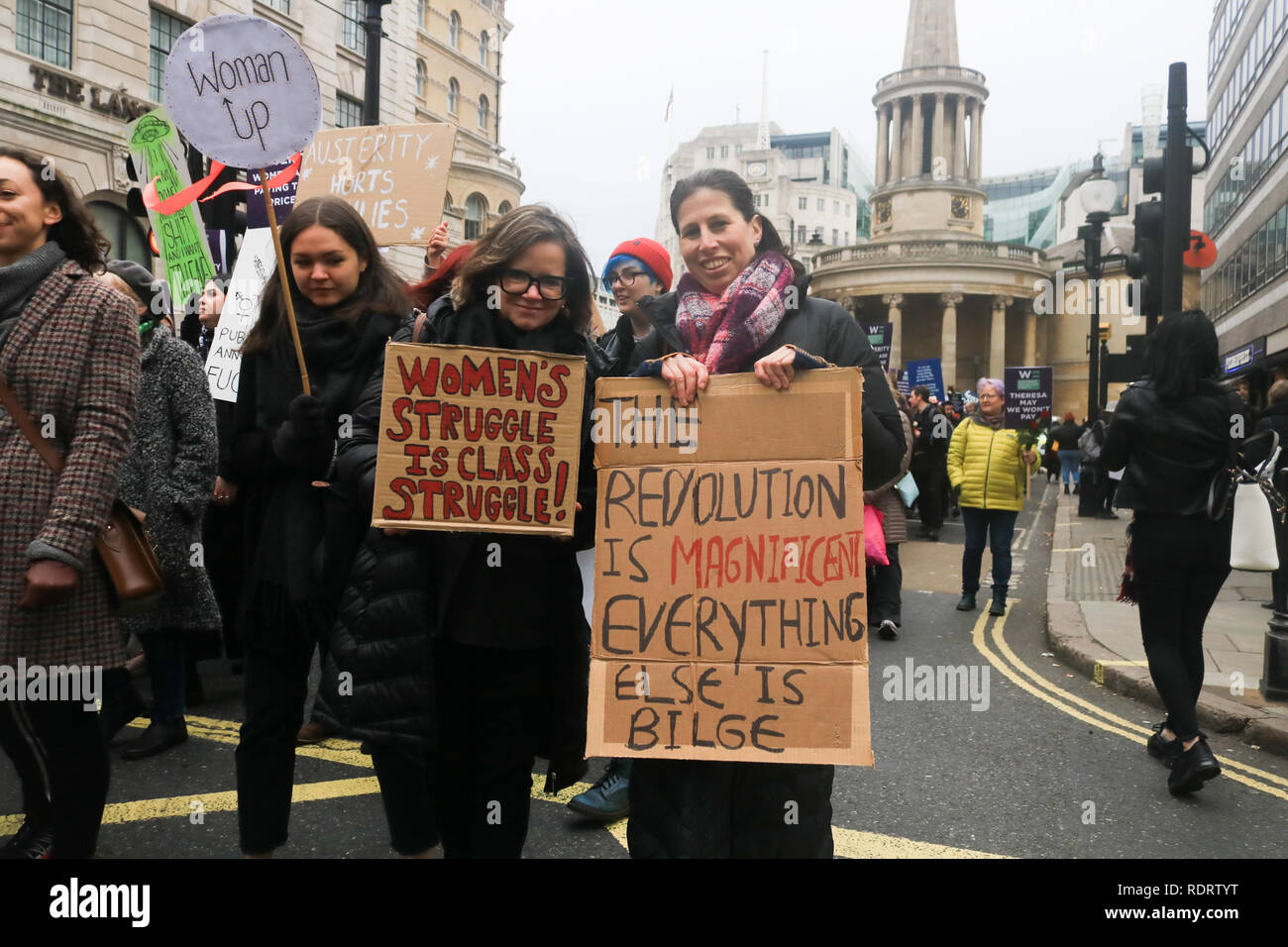 Londra REGNO UNITO. 19 gennaio 2019. Centinaia di manifestanti prendere parte alla donna marzo rally nel centro di Londra per sostenere "l'uguaglianza, la giustizia e contro la violenza. Questo anno il mese di marzo è stato nominato il "Pane e Rose' Rally, in commemorazione di un discorso pronunciato da del lavoro americano unione leader Rose Schneiderman che ha parlato di un il suffragio femminile nel 1911 Credit: amer ghazzal/Alamy Live News Foto Stock