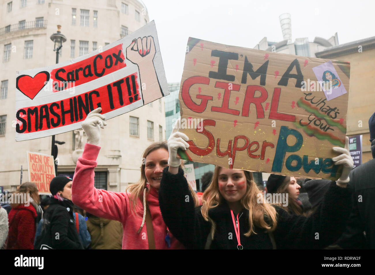 Londra REGNO UNITO. 19 gennaio 2019. Centinaia di manifestanti prendere parte alla donna marzo rally nel centro di Londra per sostenere "l'uguaglianza, la giustizia e contro la violenza. Questo anno il mese di marzo è stato nominato il "Pane e Rose' Rally, in commemorazione di un discorso pronunciato da del lavoro americano unione leader Rose Schneiderman che ha parlato di un il suffragio femminile nel 1911 Credit: amer ghazzal/Alamy Live News Foto Stock