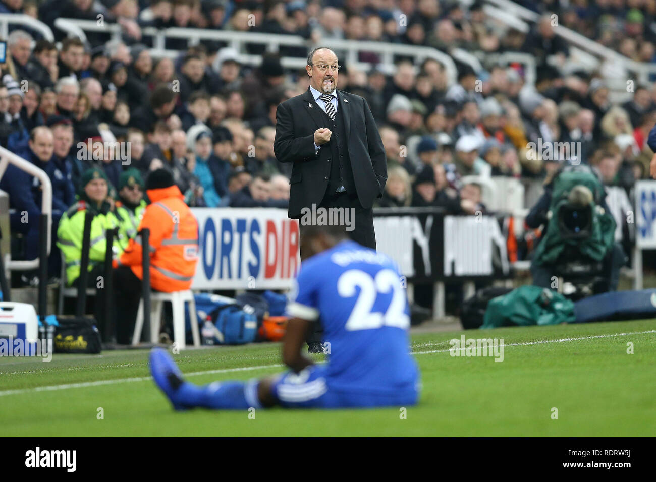 Newcastle , REGNO UNITO. 19 gennaio 2019. Newcastle United Manager Rafa Benitez dà istruzioni come Souleymane Bamba di Cardiff City si trova feriti davanti a lui. Premier League, Newcastle United v Cardiff City a St. James' Park a Newcastle upon Tyne, sabato 19 gennaio 2019. Questa immagine può essere utilizzata solo per scopi editoriali. Solo uso editoriale, è richiesta una licenza per uso commerciale. Nessun uso in scommesse, giochi o un singolo giocatore/club/league pubblicazioni. pic da Chris Stading/Andrew Orchard fotografia sportiva/Alamy Live news Credito: Andrew Orchard fotografia sportiva/Alamy Live News Foto Stock