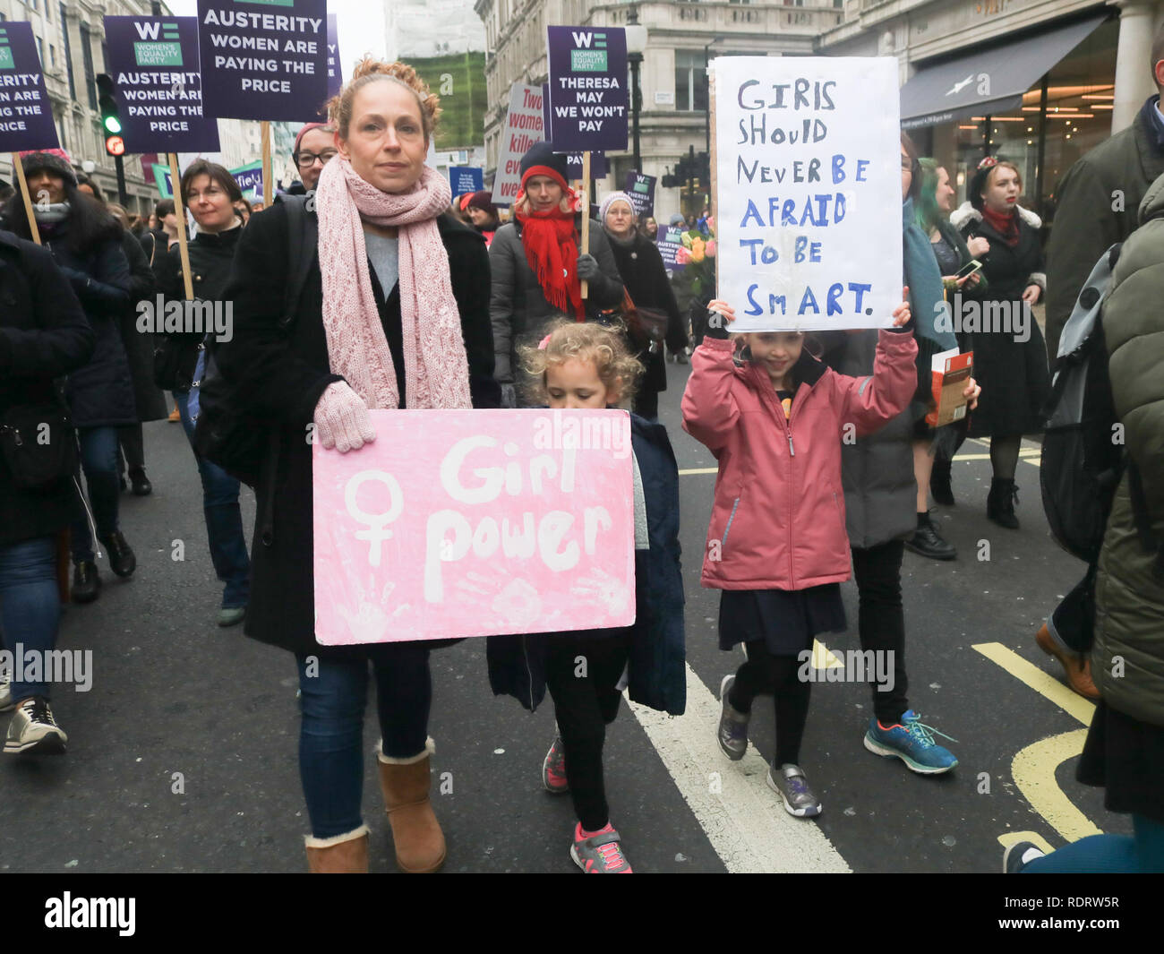 Londra REGNO UNITO. 19 gennaio 2019. Centinaia di manifestanti prendere parte alla donna marzo rally nel centro di Londra per sostenere "l'uguaglianza, la giustizia e contro la violenza. Questo anno il mese di marzo è stato nominato il "Pane e Rose' Rally, in commemorazione di un discorso pronunciato da del lavoro americano unione leader Rose Schneiderman che ha parlato di un il suffragio femminile nel 1911 Credit: amer ghazzal/Alamy Live News Foto Stock
