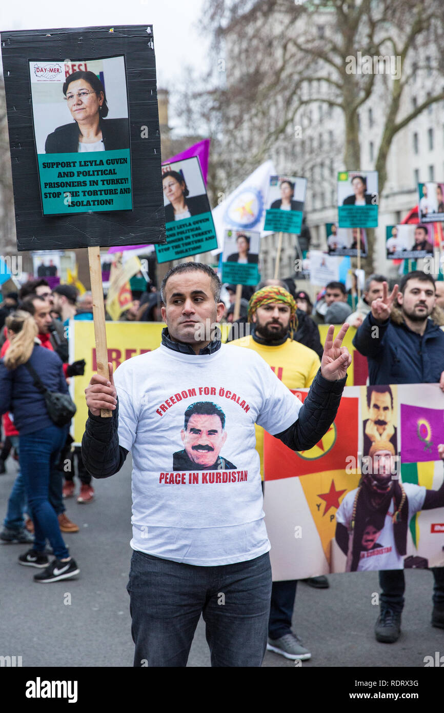 Londra, Regno Unito. 19 gennaio, 2019. Membri della comunità curda marzo da Trafalgar Square a Piazza del Parlamento a sostegno del carcere politico curda Leyla Güven e i suoi colleghi la fame colpisce i prigionieri Esat Yıldırım Naci e Kadir Karabak. Credito: Mark Kerrison/Alamy Live News Foto Stock