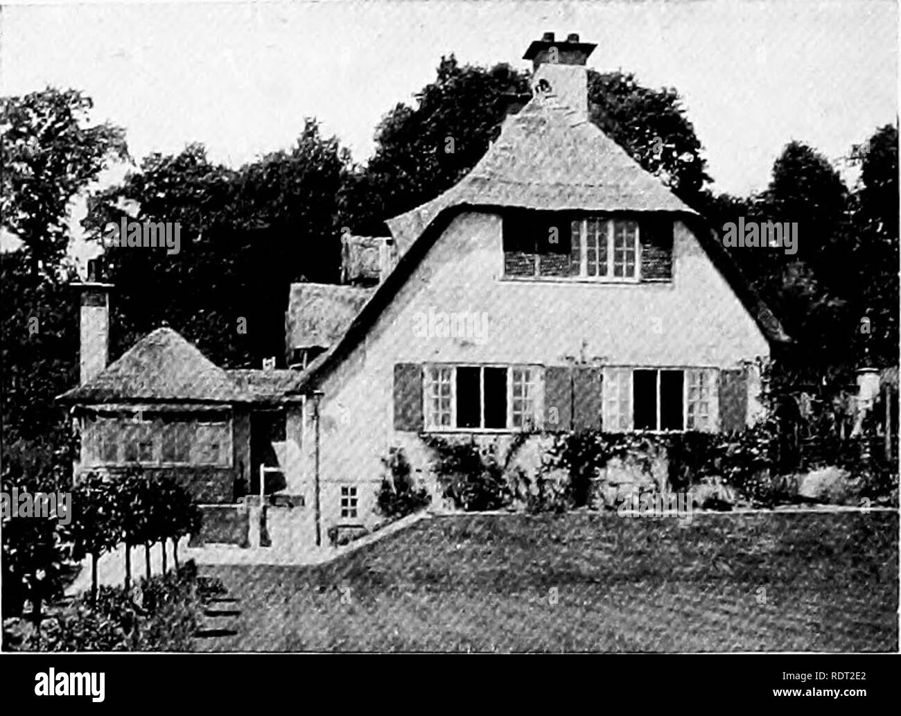 . Giardini per piccole case di campagna . Giardini, inglese. " Vita di paese " Biblioteca di architettura. Uniforme con "giardini per piccole case di campagna " e "la casa e la sua apparecchiatura." Le piccole case di campagna di ALL-DAY A cura di Lawrence Weaver, F.S.A., l'on. A.R.I.B.A. Grande quarto, legato in lino, dorate prezzo 15/- net ^ per posta (navigazione) 15/6 estera e post coloniale, 16/6. 224 pagine, 300 illustrazioni.. Un cottage con tetto in paglia. Il ridotto due immagini di facsimile data qui e il campione illus- trations riprodotto di fronte, full size, scelto dal Trecento che illustrano Foto Stock