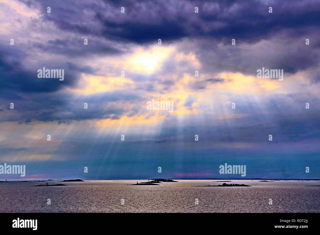 Il Sole Dietro Le Nuvole Con I Raggi Di Luce Che Risplende In Giu Sul Mare Sullo Sfondo Del Cielo Foto In Stile Artistico Foto Stock Alamy