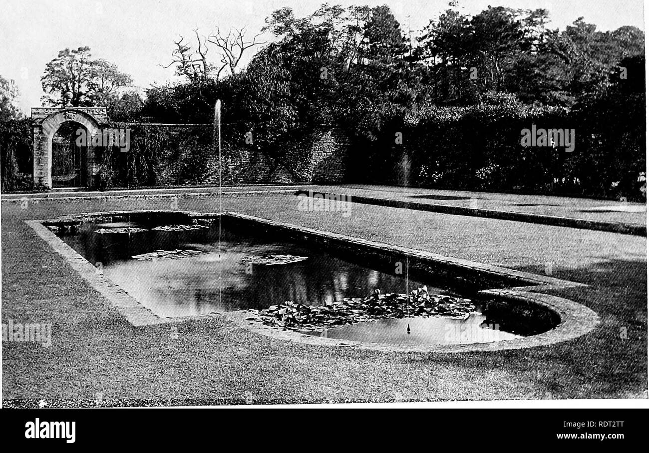 . Giardini per piccole case di campagna . Giardini, inglese. Acqua nel giardino formale. H5 felice rapporto nel design tra sé e le scale da terra superiore. Non meno geniale è il trattamento del giardino sul lato ovest della casa (Figg. 185 e 187, e piano per vedere Fig. 98). L'acqua qui prende anche un posto preminente. Una vasca tonda è impostata su una base quadrata costruita di piastrelle con un coping di pietra. Dal bacino sorge una fontana con la sua figura schizzando freschezza. Su ogni lato di questa caratteristica centrale è un giglio oblunga piscina e tutta la progettazione è tenuto insieme da una ampia cornice di Foto Stock