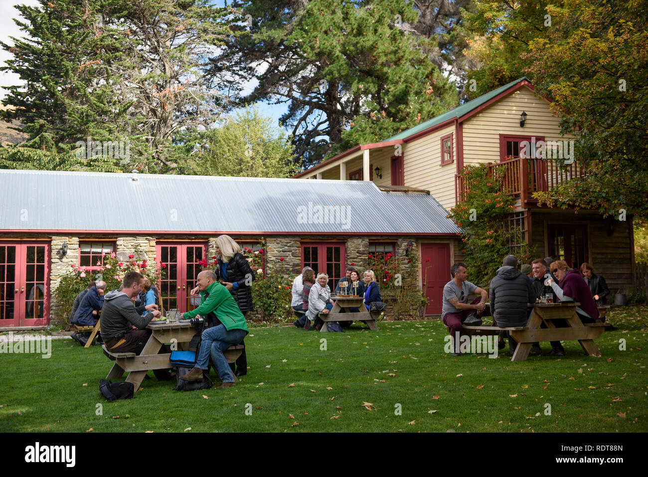 Il Cardrona Hotel è un hotel storico e ristorante situato lungo la Crown Range Road tra Queenstown e Wanaka sull'Isola del Sud della Nuova Z Foto Stock