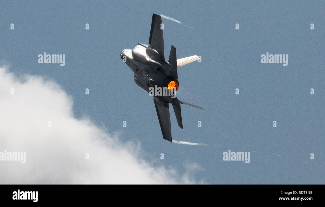 Lockheed Martin F-35 Lightning II, stealth sedile unico fighter effettuando in corrispondenza di Selfridge ANG air show Foto Stock