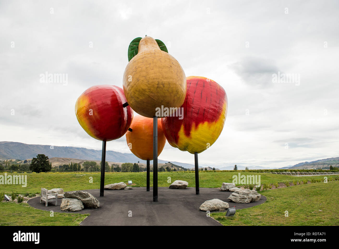 Frutta gigante in una visualizzazione stradale in Cromwell, che è noto per i suoi frutteti e la produzione di frutta nella centrale zona di Otago, Isola del Sud, Nuova Zea Foto Stock
