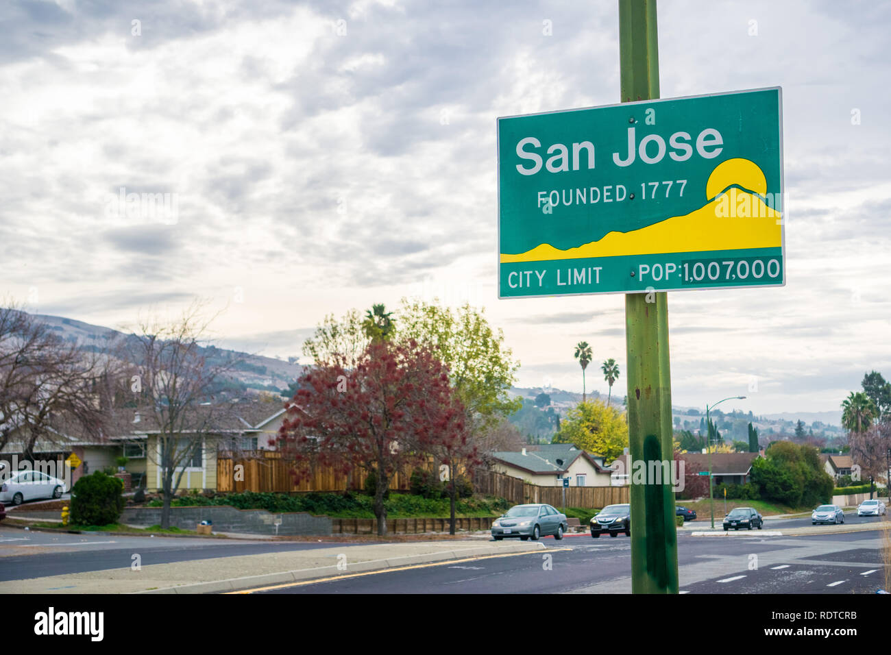 Aggiornato a San Jose, California City limitare segno che indica una popolazione di oltre un milione di e anno di fondazione 1777 Foto Stock