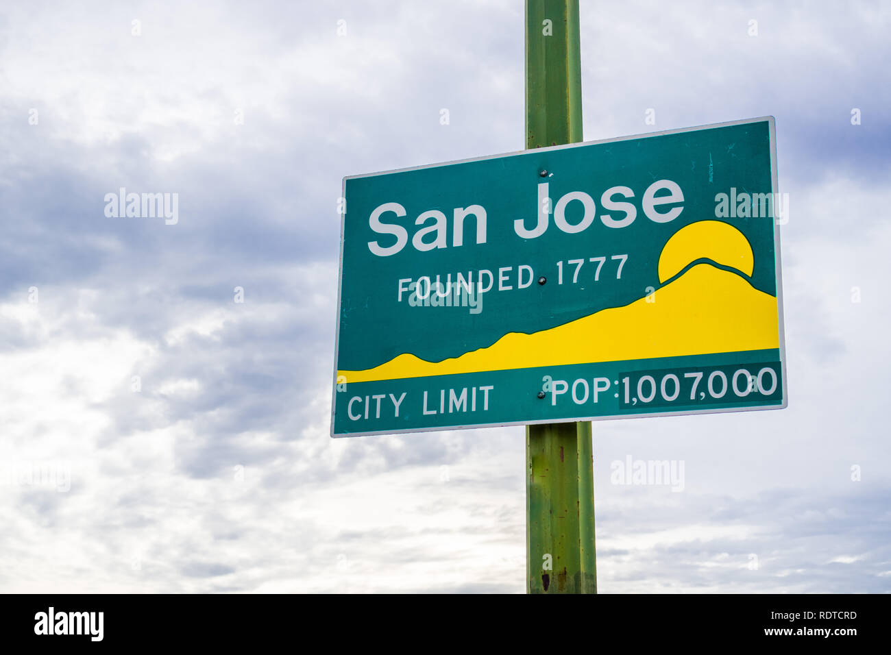 Aggiornato a San Jose, California City limitare segno che indica una popolazione di oltre un milione di e anno di fondazione 1777 Foto Stock