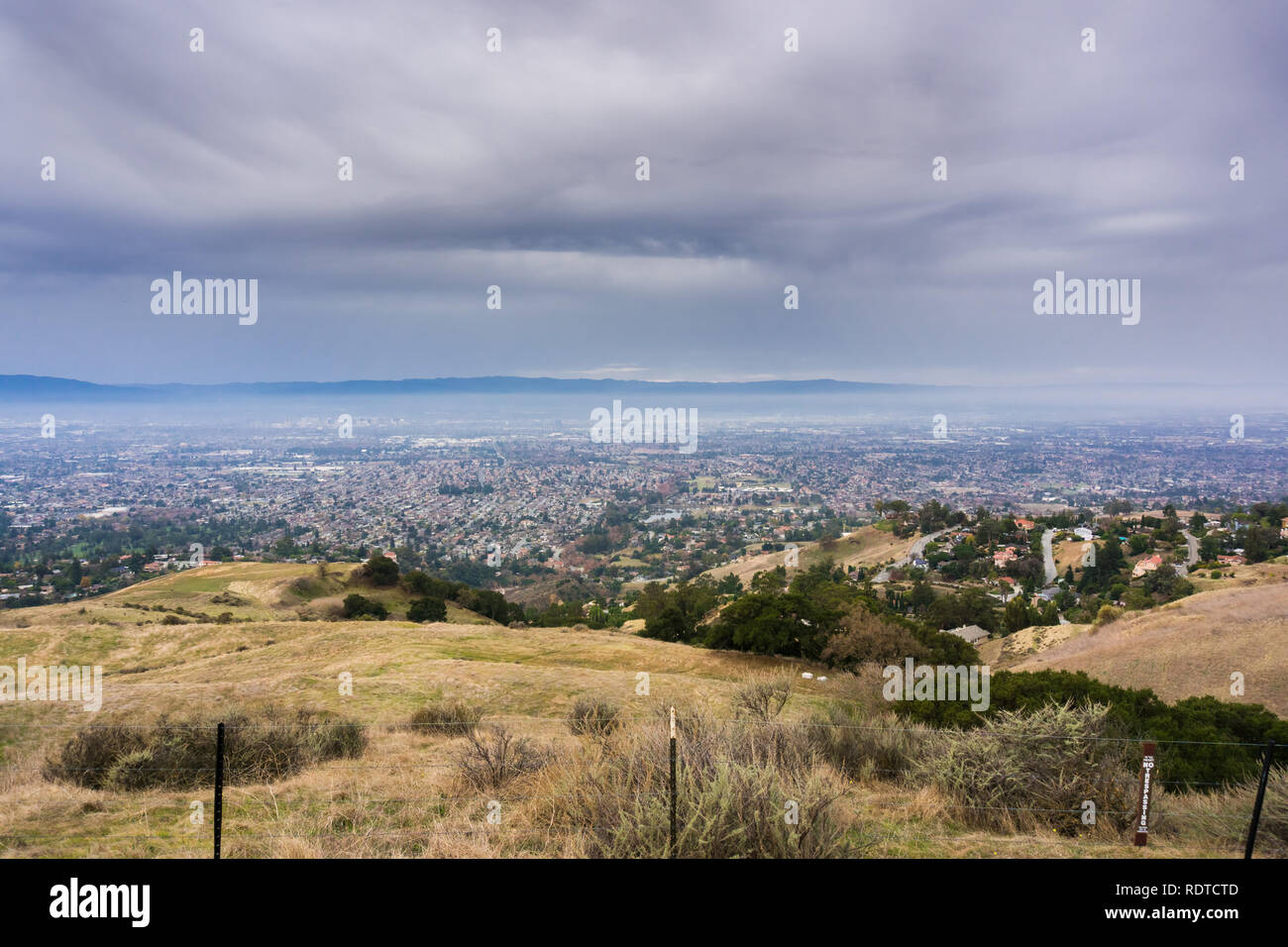 Colline e valli in allume Rock Park in un giorno di pioggia; San Jose, California in background Foto Stock