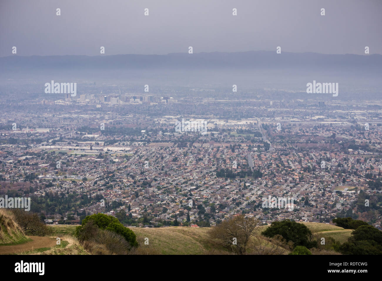Vista aerea di aree residenziali di San Jose, California in un giorno di pioggia; il quartiere finanziario della città in background; Foto Stock
