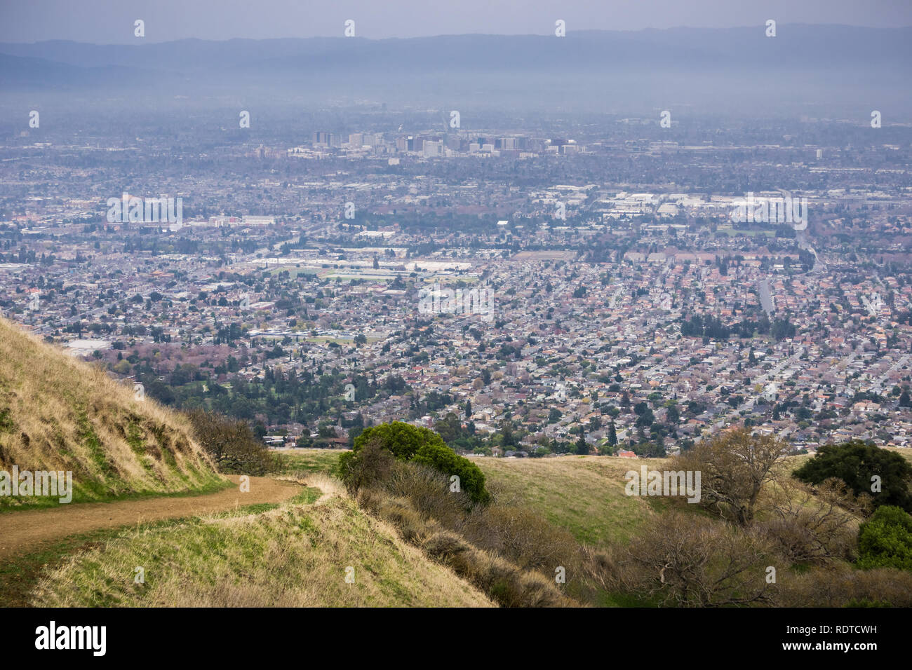 Vista aerea di aree residenziali di San Jose, California in un giorno di pioggia; sentiero escursionistico in Sierra Vista parco sulla destra; il quartiere finanziario della città Foto Stock