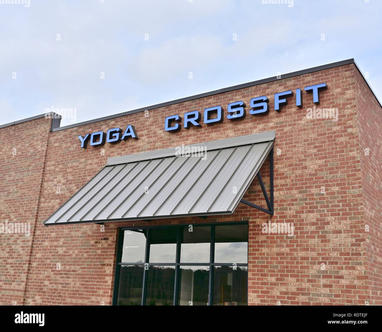 Crossfit e Yoga segno sopra un nuovo centro fitness o allenarvi in palestra o club di salute a Montgomery in Alabama, Stati Uniti d'America. Foto Stock