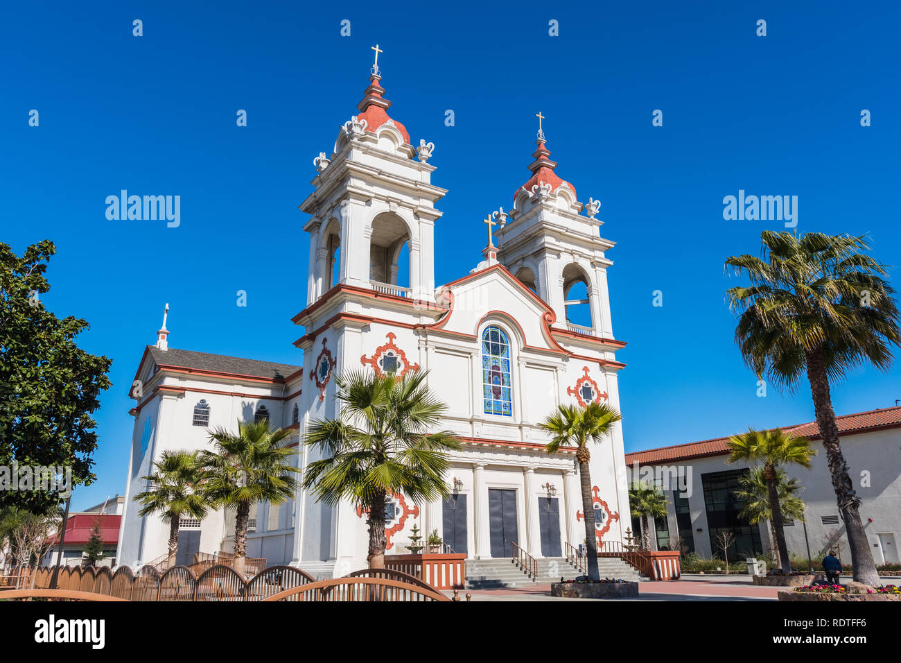 Cinque ferite portoghese chiesa nazionale, il portoghese nella parrocchiale di San Jose di San Francisco Bay Area, California; blu sullo sfondo del cielo Foto Stock