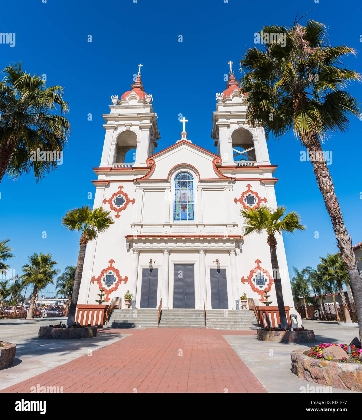 Cinque ferite portoghese chiesa nazionale, il portoghese nella parrocchiale di San Jose di San Francisco Bay Area, California; blu sullo sfondo del cielo Foto Stock