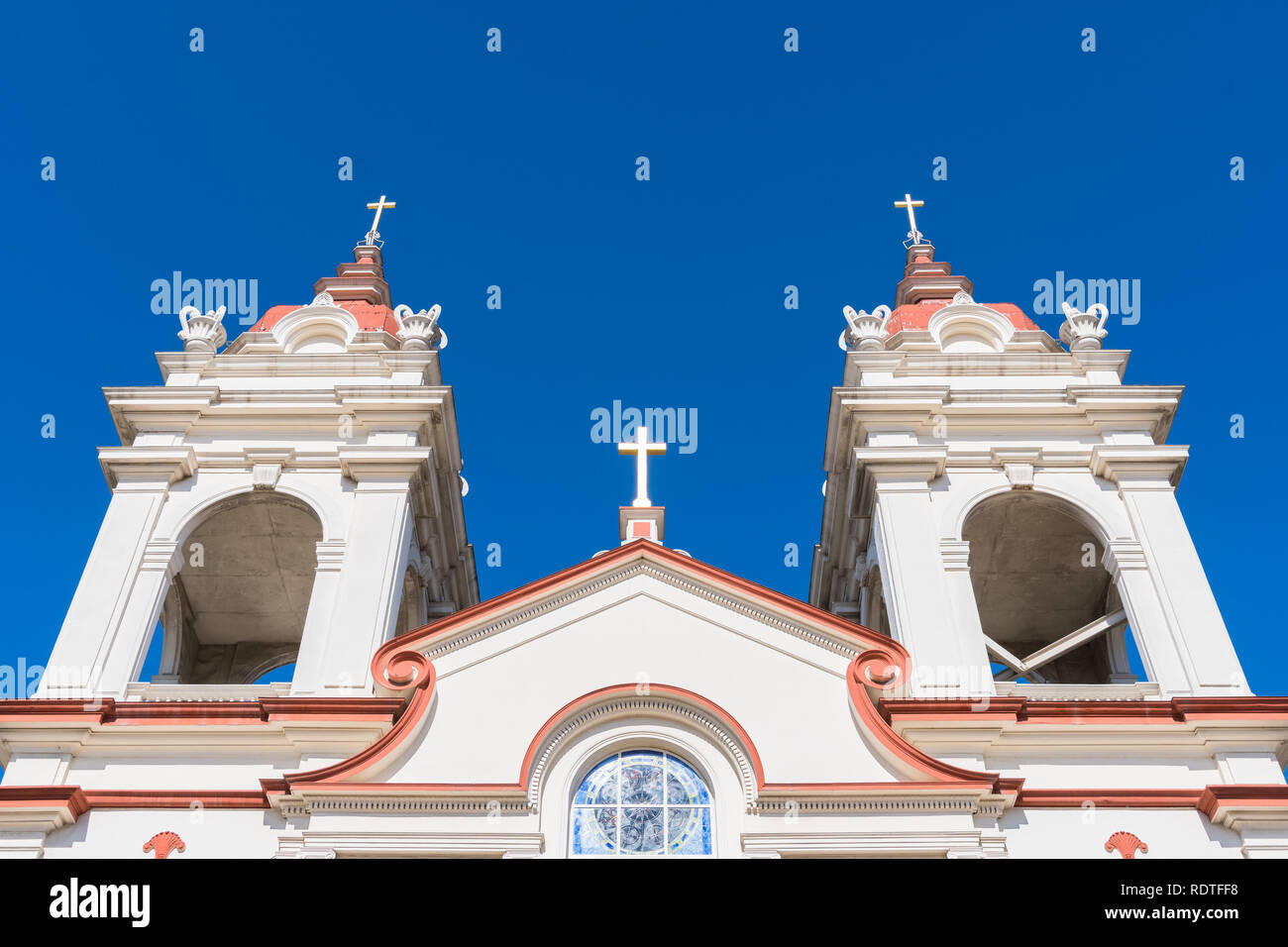 Chiudere fino alla facciata di cinque piaghe portoghese chiesa nazionale, il portoghese nella parrocchiale di San Jose di San Francisco Bay Area, California; blue sky indietro Foto Stock