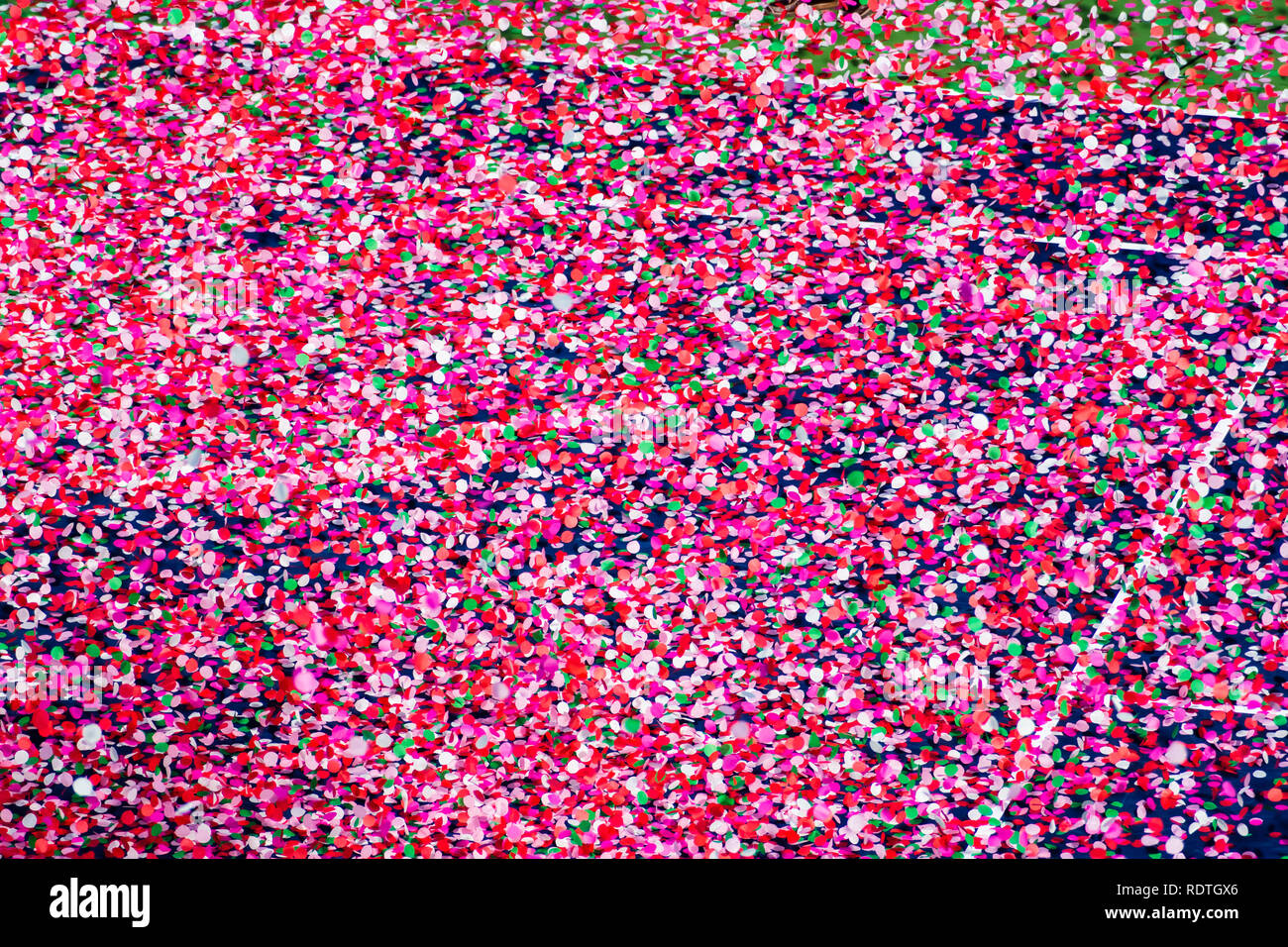 Coriandoli che copre un campo sportivo alla fine del gioco Foto Stock