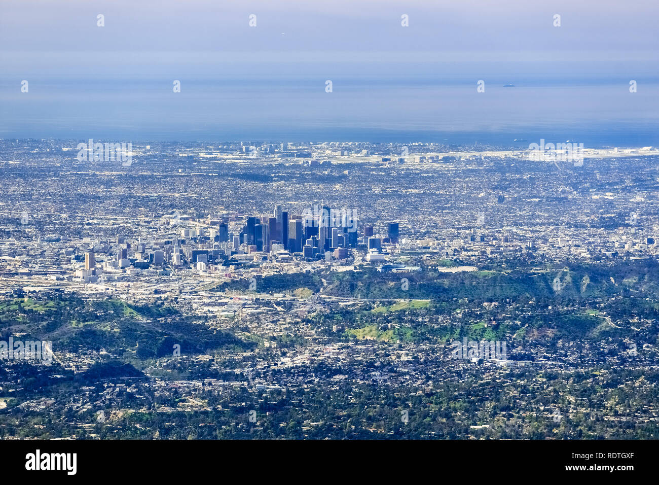 Vista aerea del centro cittadino di Los Angeles; la airport e la fascia costiera sull'oceano Pacifico in background; California del sud Foto Stock