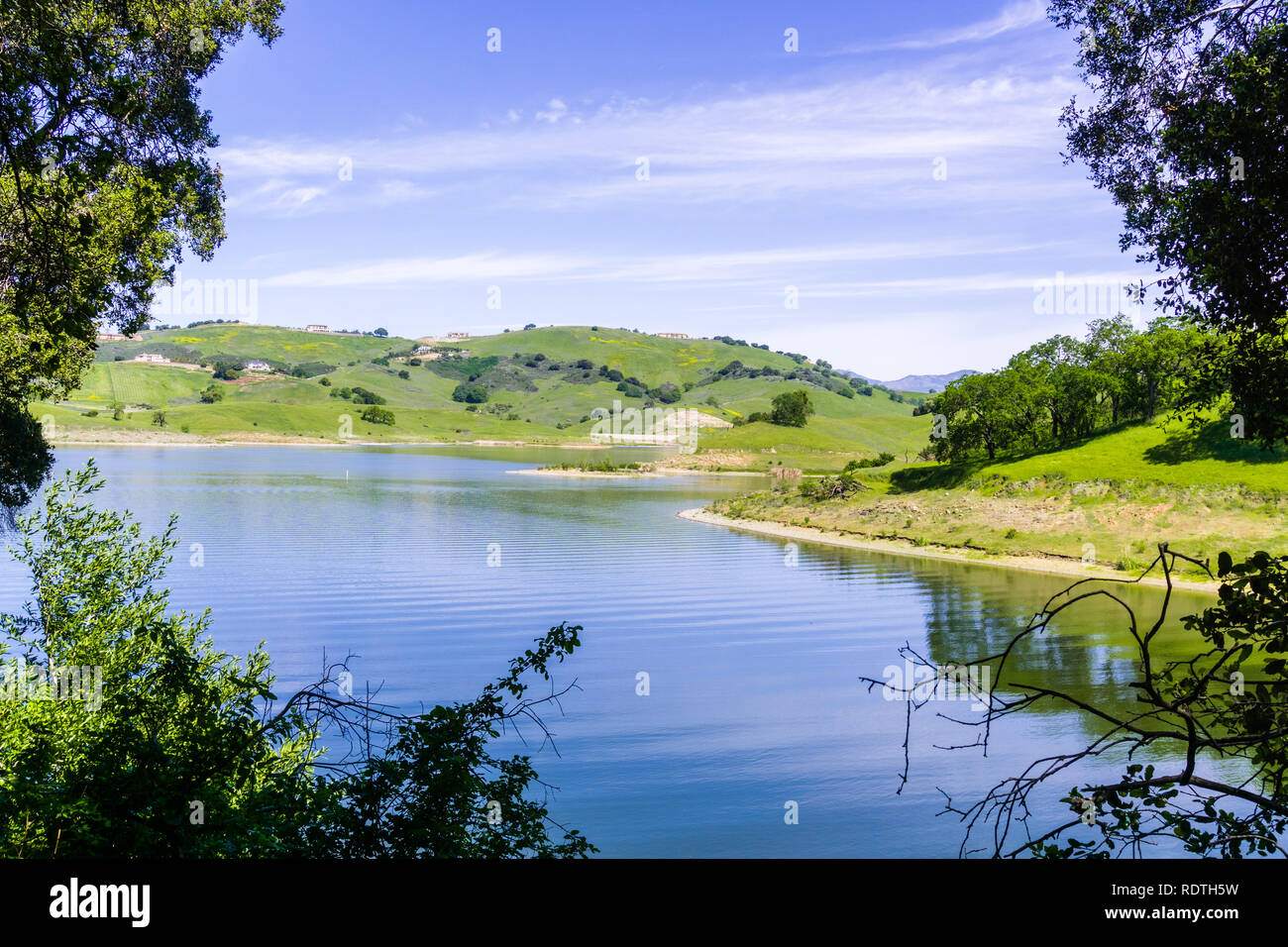 Calero serbatoio su una soleggiata giornata di primavera, Calero Parcheggio contea di Santa Clara County, South San Francisco Bay Area, California Foto Stock