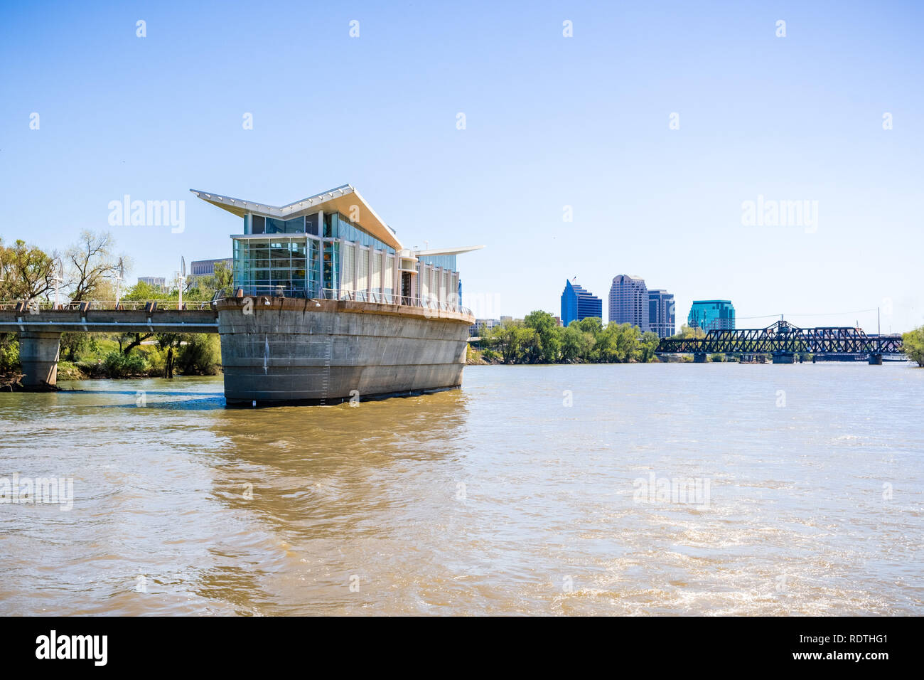 Il nuovo e moderno fiume Sacramento Impianto di aspirazione; la skyline della citta' in background, California Foto Stock