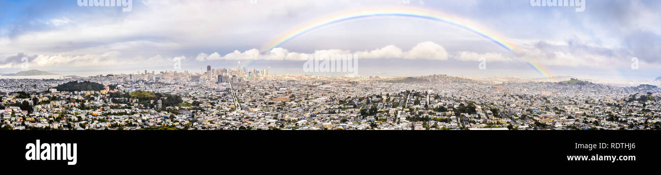 Vista panoramica di San Francisco in un giorno di pioggia, rainbow stretching al di sopra della città; zona residenziale in primo piano; il quartiere finanziario e il Foto Stock