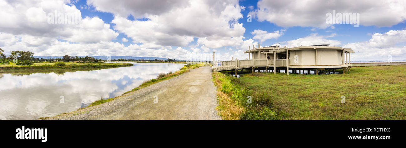 Percorso a piedi in Palo Alto Baylands Park, la natura Education Center sulla destra Foto Stock