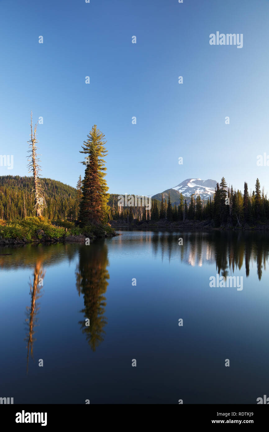 Alba rompe su South Sister di montagna e lago di scintille, la cascata di laghi, Oregon, Stati Uniti d'America Foto Stock