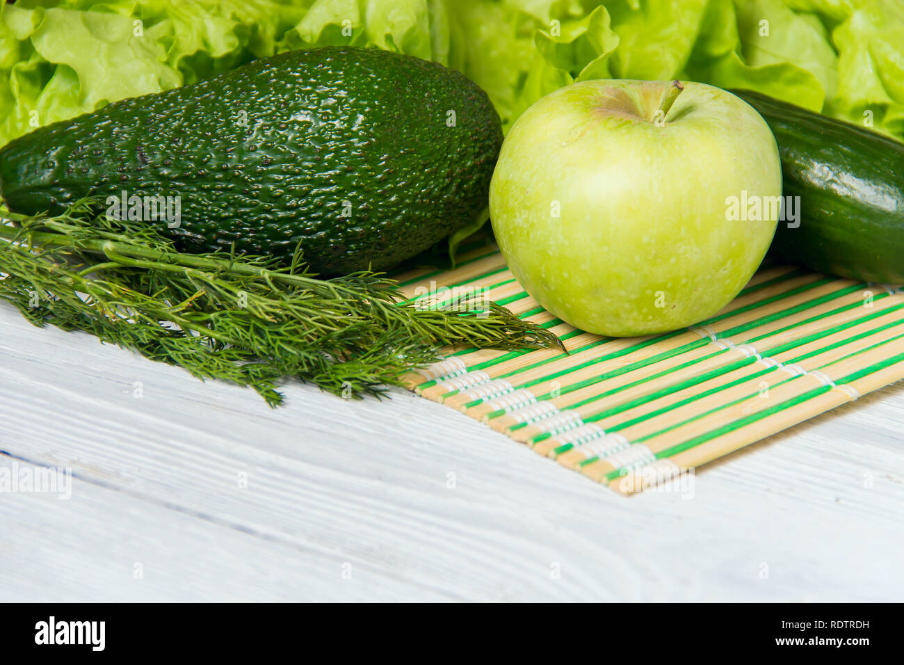 Green cibo sano sul tovagliolo di bambù con copyspace. Foto Stock