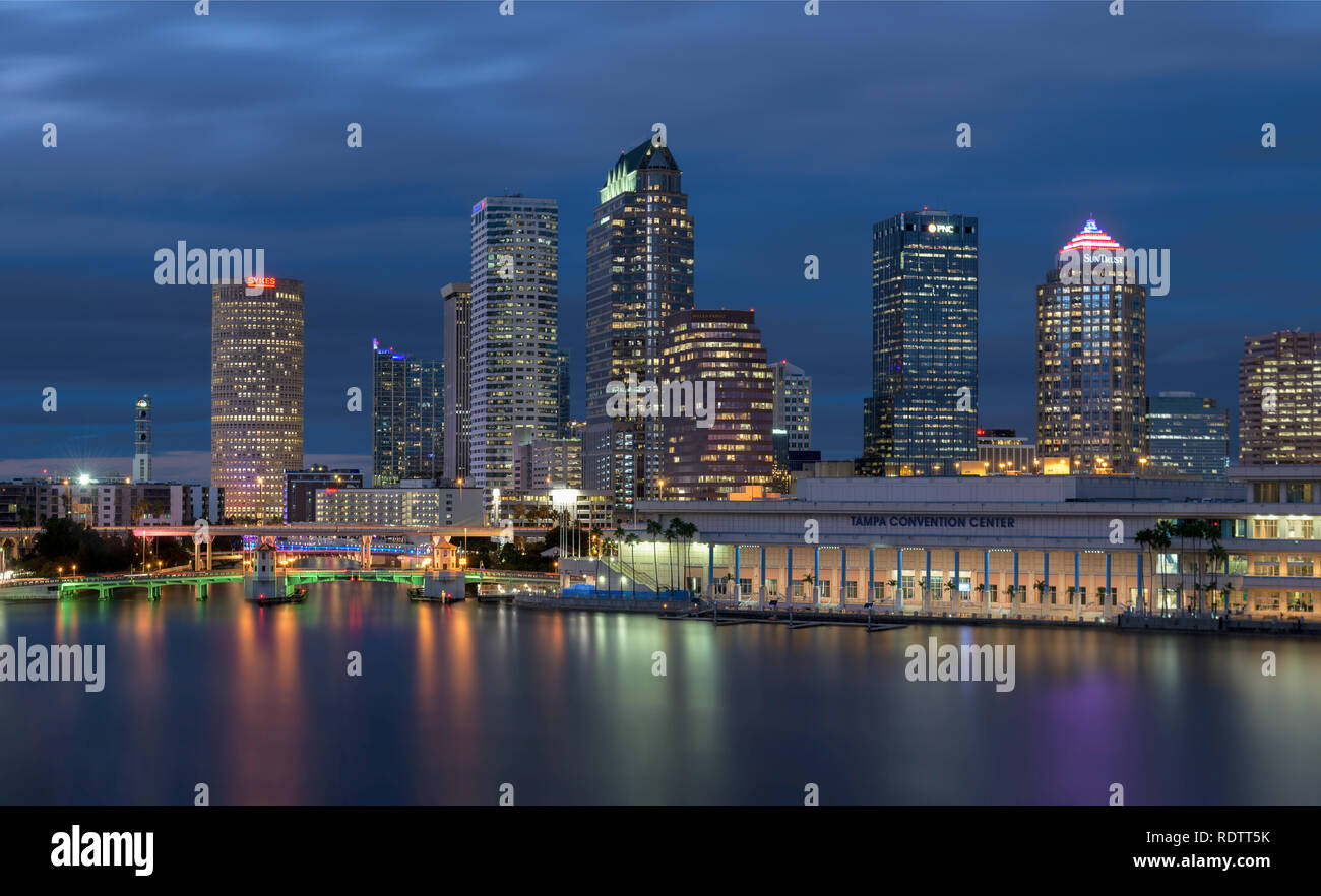 Downtown Tampa skyline notturno a Tampa, Florida Foto Stock