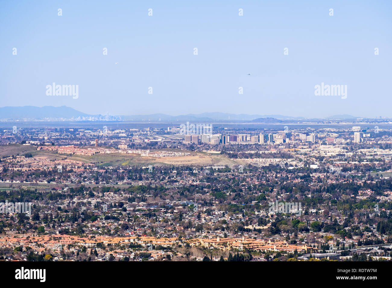 Vista aerea del centro cittadino di San Jose in un giorno chiaro; quartieri residenziali in primo piano; San Francisco visibile in background; Silicon Valley, Foto Stock