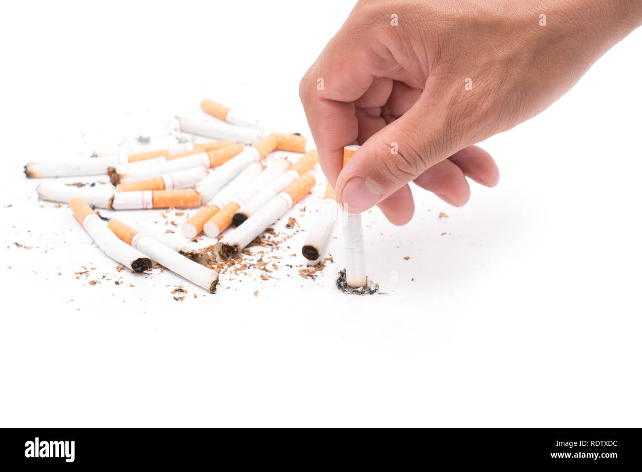 Uomo di distruggere una sigaretta in mano il concetto di rifiutare cattiva abitudine, isolato su sfondo bianco Foto Stock