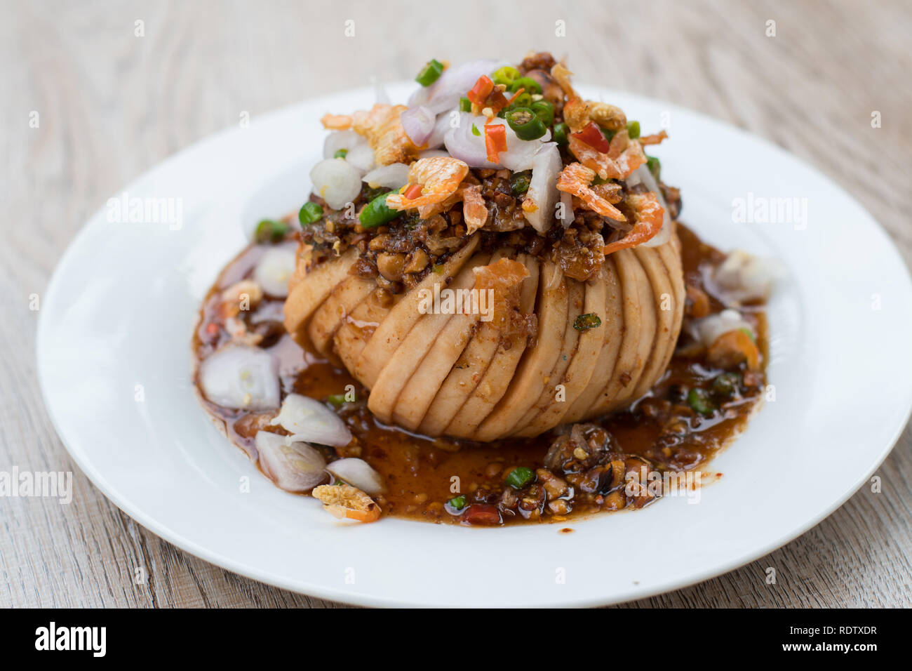 Santol dolce con salsa piccante,stile Tailandese di condimento per insalata topping con gamberi secchi ,cipolla e peperoncino dolce e salsa piccante. Foto Stock