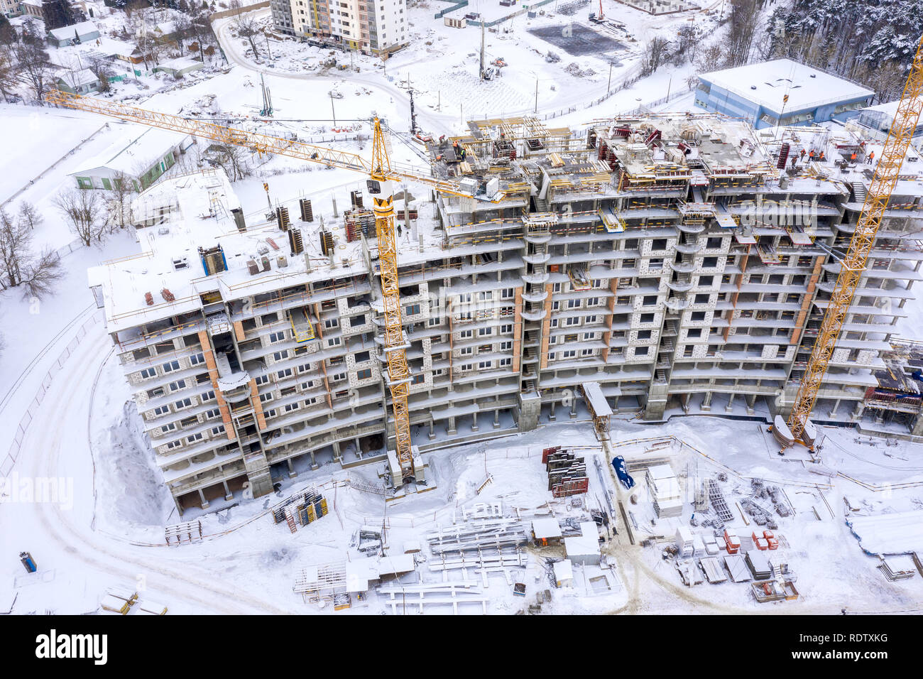Sito in costruzione in inverno, antenna vista dall'alto. la creazione della nuova area residenziale Foto Stock