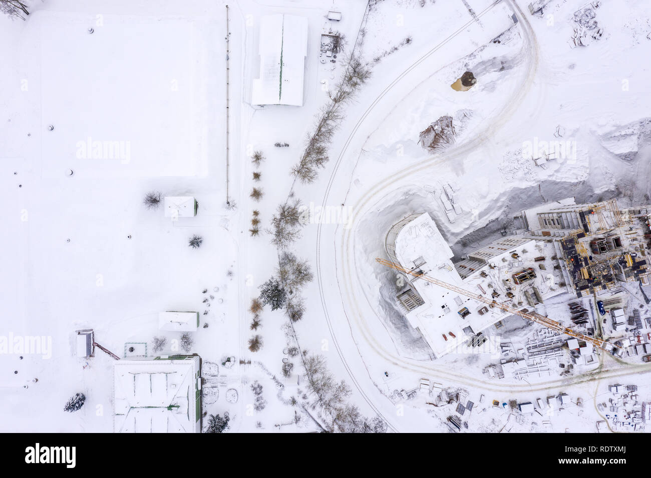 Antenna vista superiore della costruzione della città area coperta con il bianco della neve in inverno. drone fotografia Foto Stock