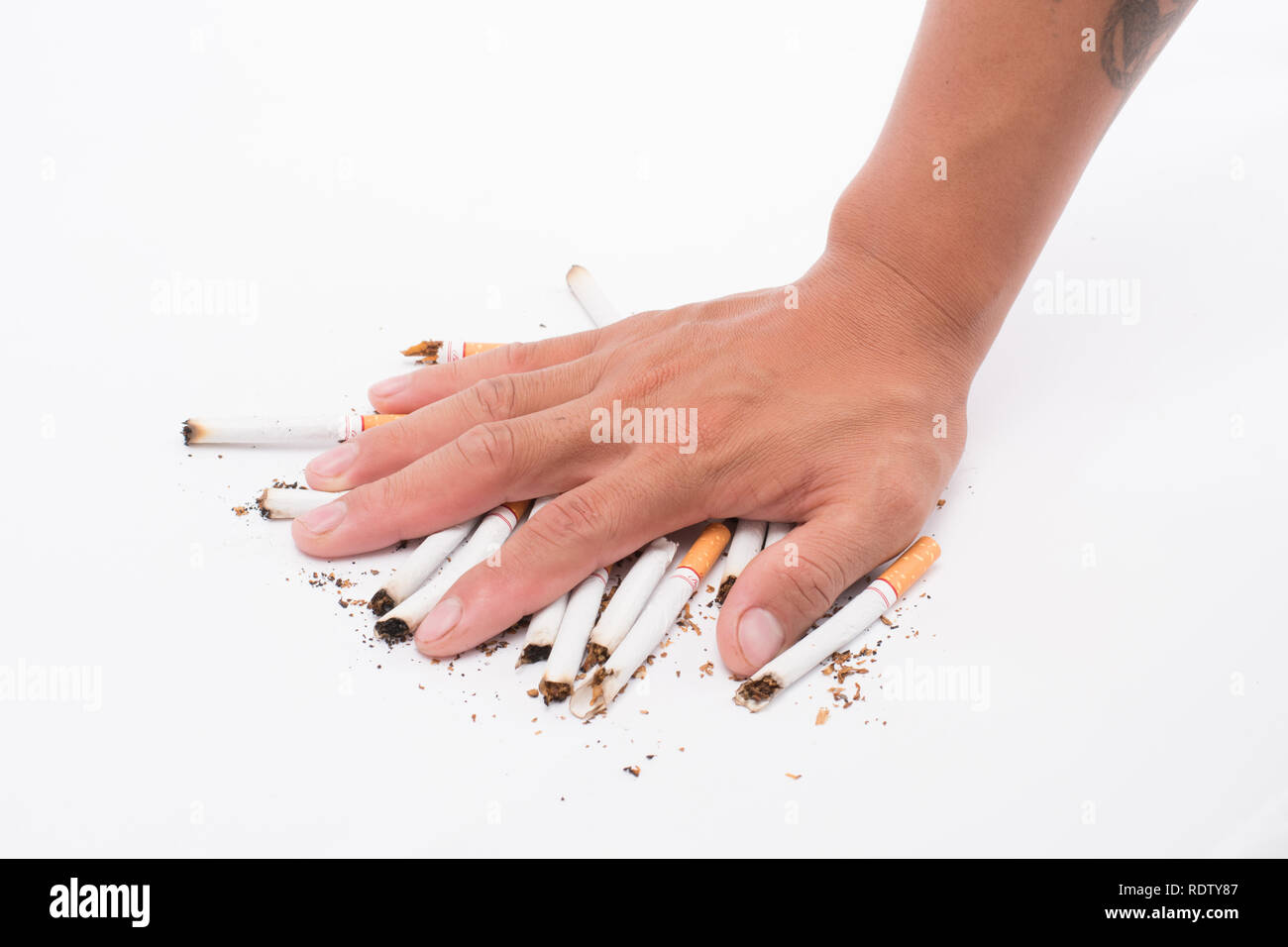 Mano di uomo detiene una sigaretta in mano. Al fine di smettere di fumare sigarette è coinvolgente. I concetti di salute e di giorno non fumatori Foto Stock