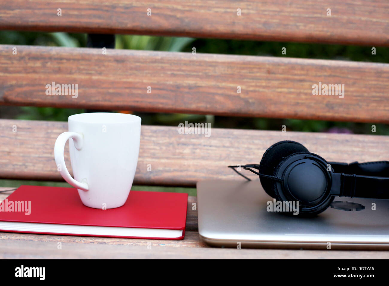 Ritratto di cup,diario,cuffia e portatile sul banco di lavoro. Foto Stock