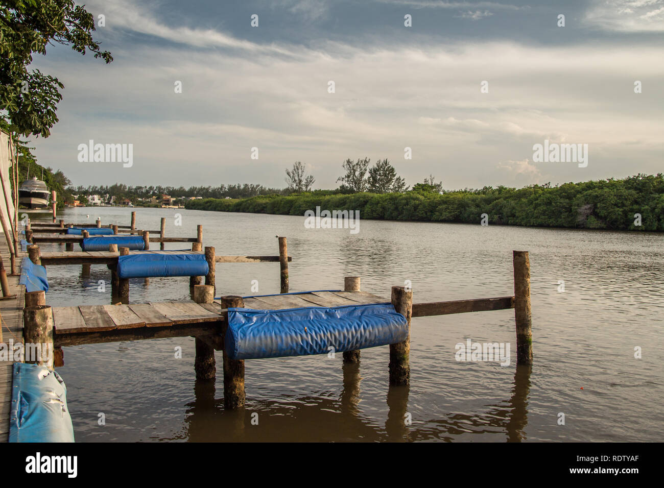 Attesa per la barca Foto Stock