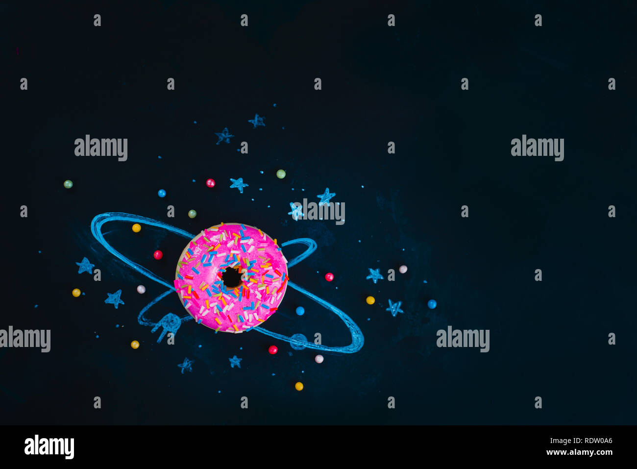 Ciambella di spazio del sistema solare con orbite e stelle. Piatto cibo laici fotografia creativa. testata Vetri rosa Foto Stock