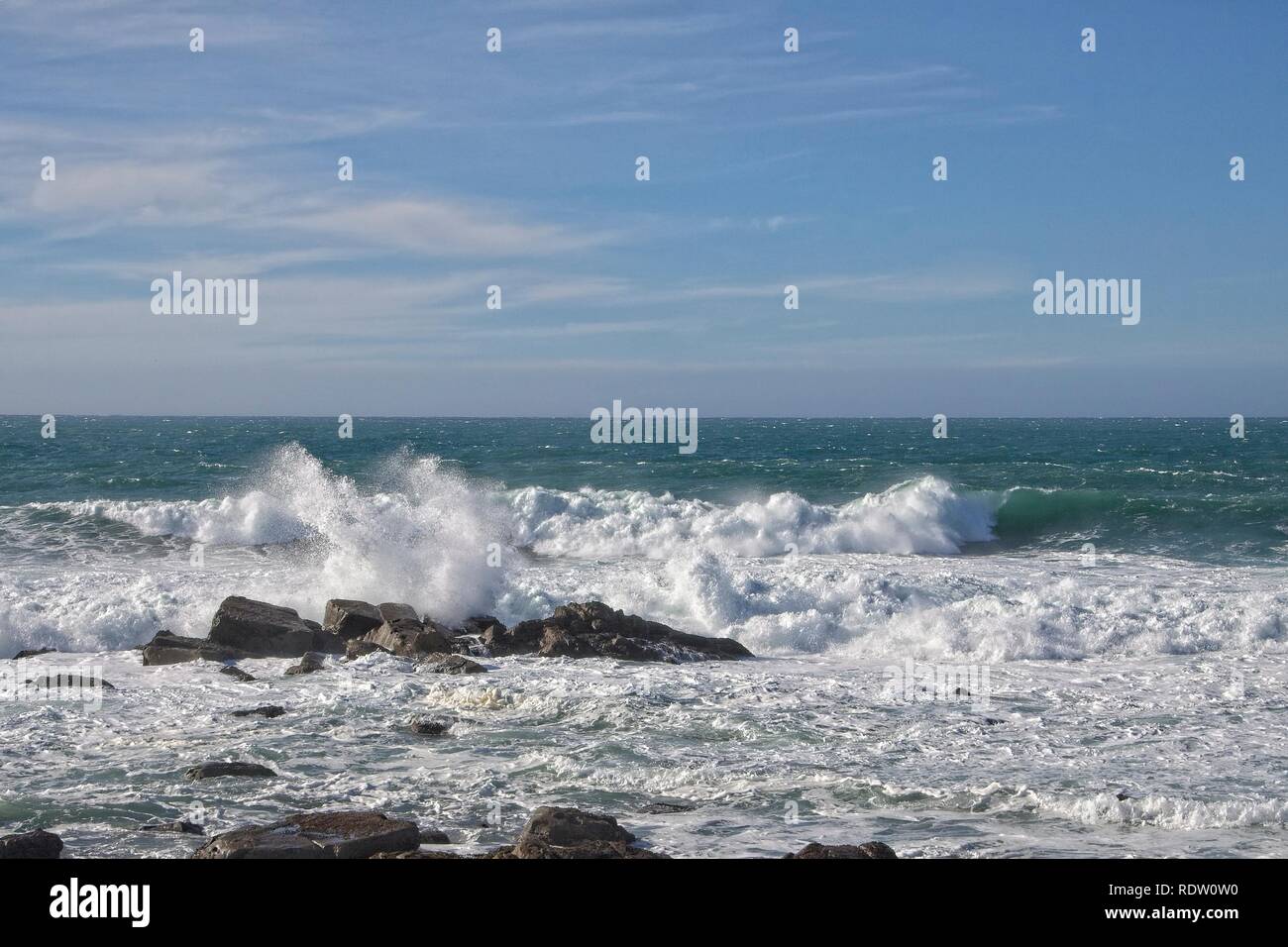 Questa vista spettacolare e suono di pounding surf Foto Stock