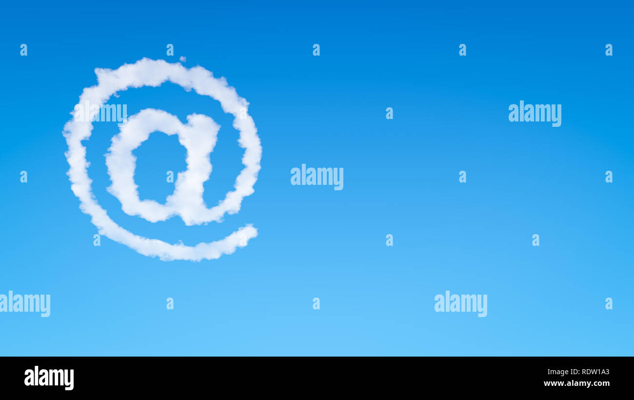 Email forma del simbolo nuvola nel cielo blu con Copyspace Foto Stock