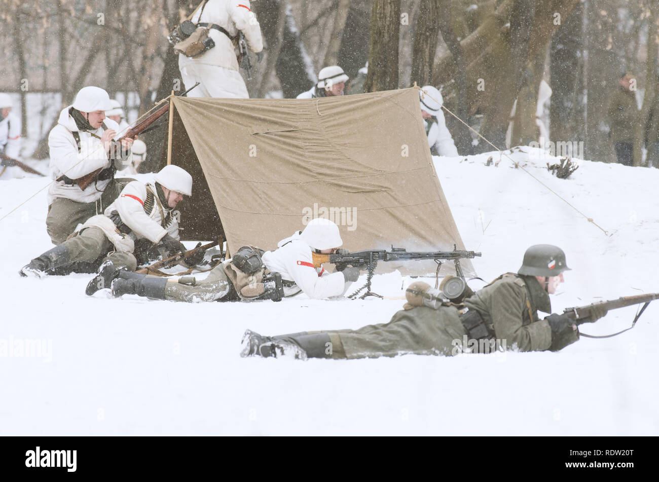 Il parco Ekaterinhof, San Pietroburgo (Russia) - 23 Febbraio 2017: militare ricostruzione storica degli eventi della II Guerra Mondiale. Foto Stock