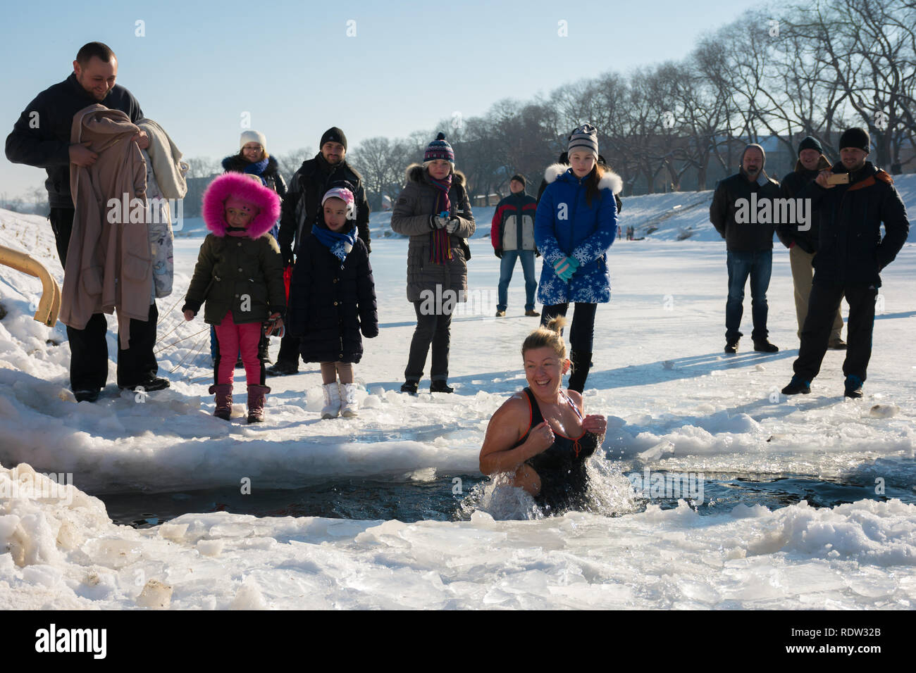 Uzhgorod, Ucraina - Jan 19, 2019: cattolica greca epifania inverno nuoto. donne partecipano in ghiaccio immersione. folla osservare il processo mentre si sta in piedi sul Foto Stock