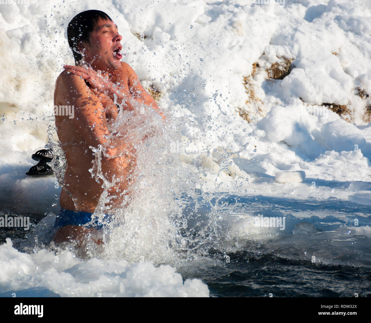 Uzhgorod, Ucraina - Jan 19, 2019: cattolica greca epifania inverno nuoto. l uomo prendere parte in ghiaccio immersione. tempo freddo Foto Stock